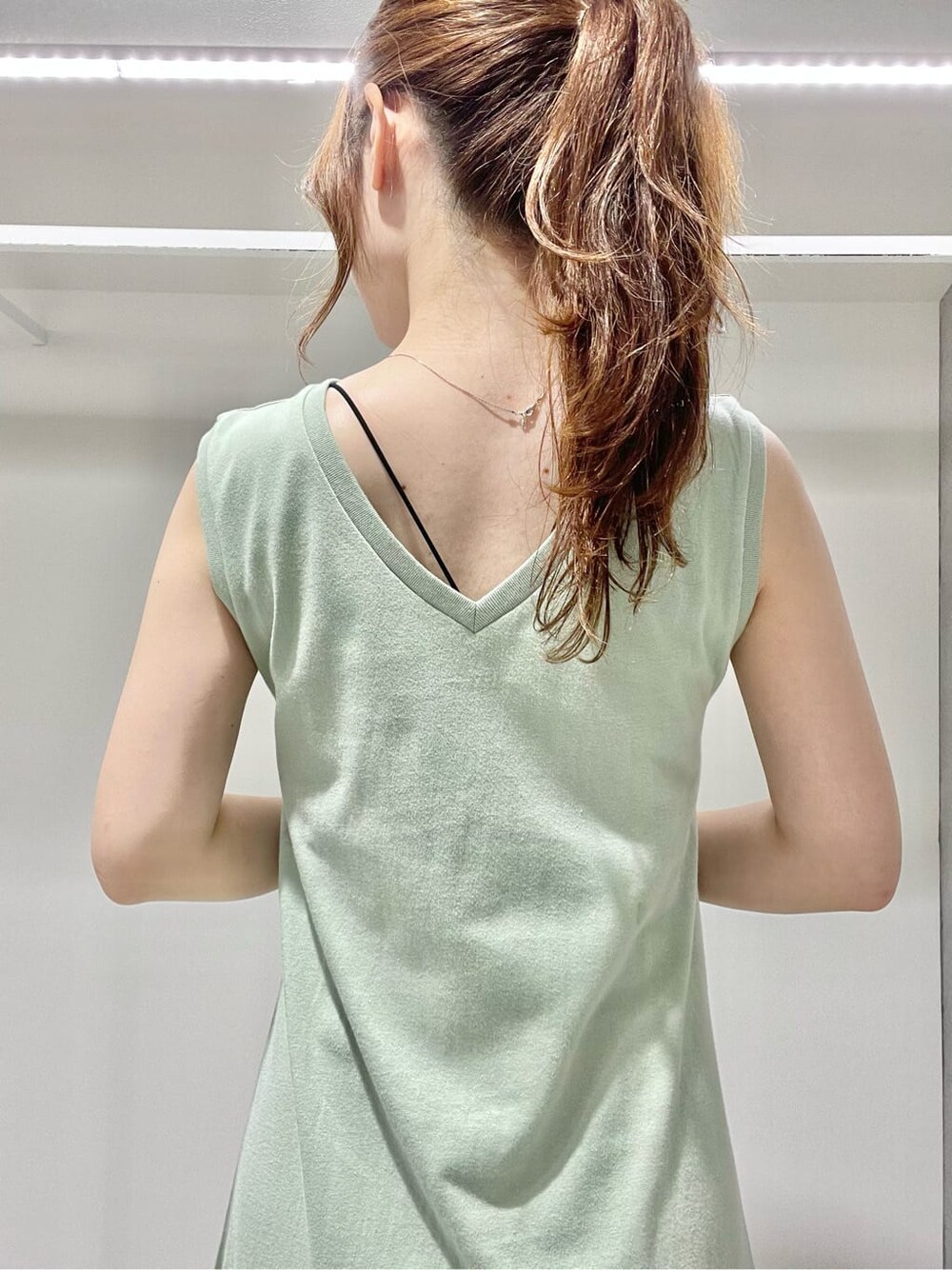 グリーン系のサンダル、ホワイト系のシャツ/ブラウス、ブラック系のキャミソールを着用したレディースの夏コーディネートの9枚目の写真