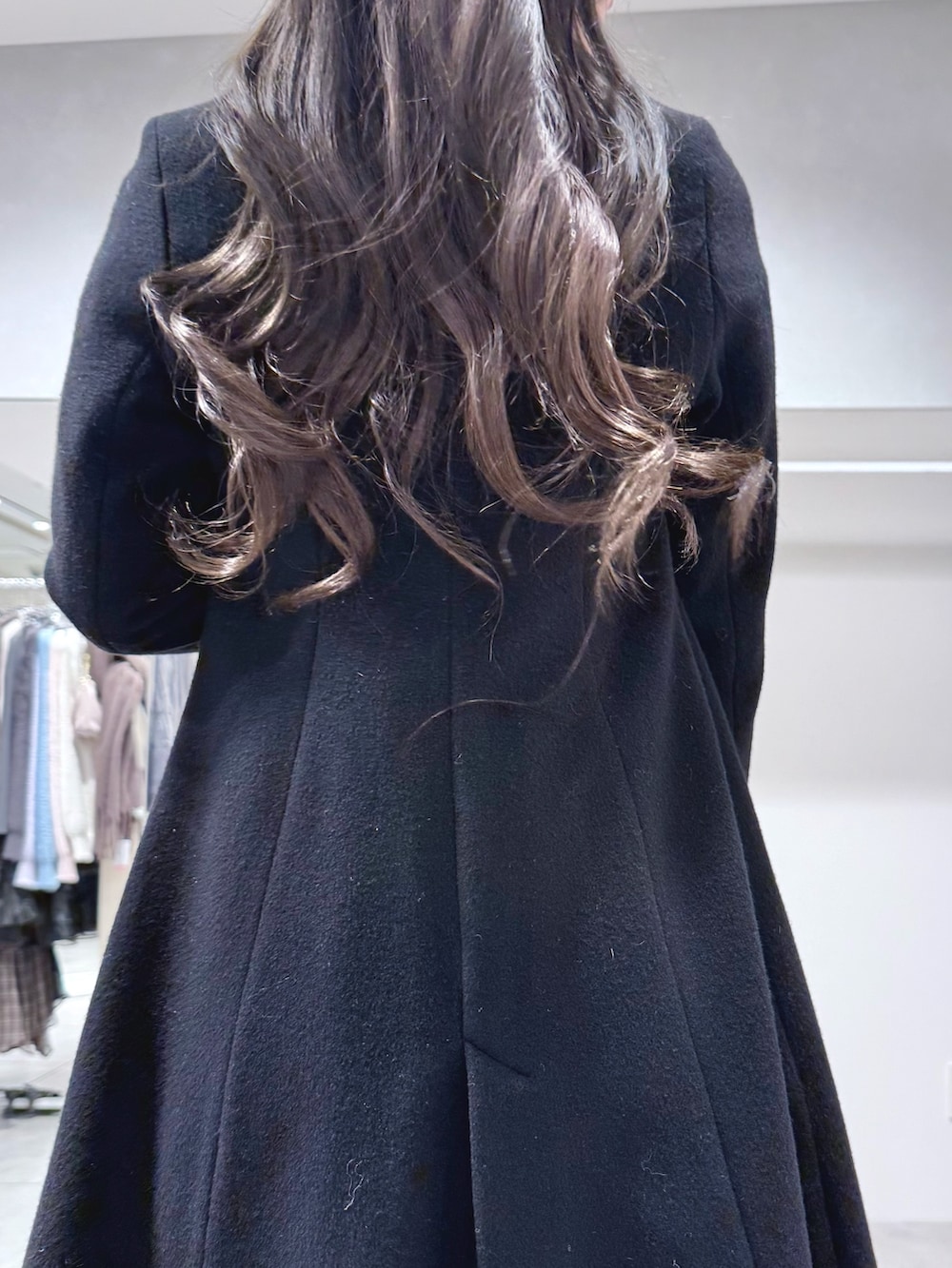 ブルー系のワンピース、ブラック系のブーツ、ブラック系のその他アウターを着用したレディースの冬コーディネートの7枚目の写真