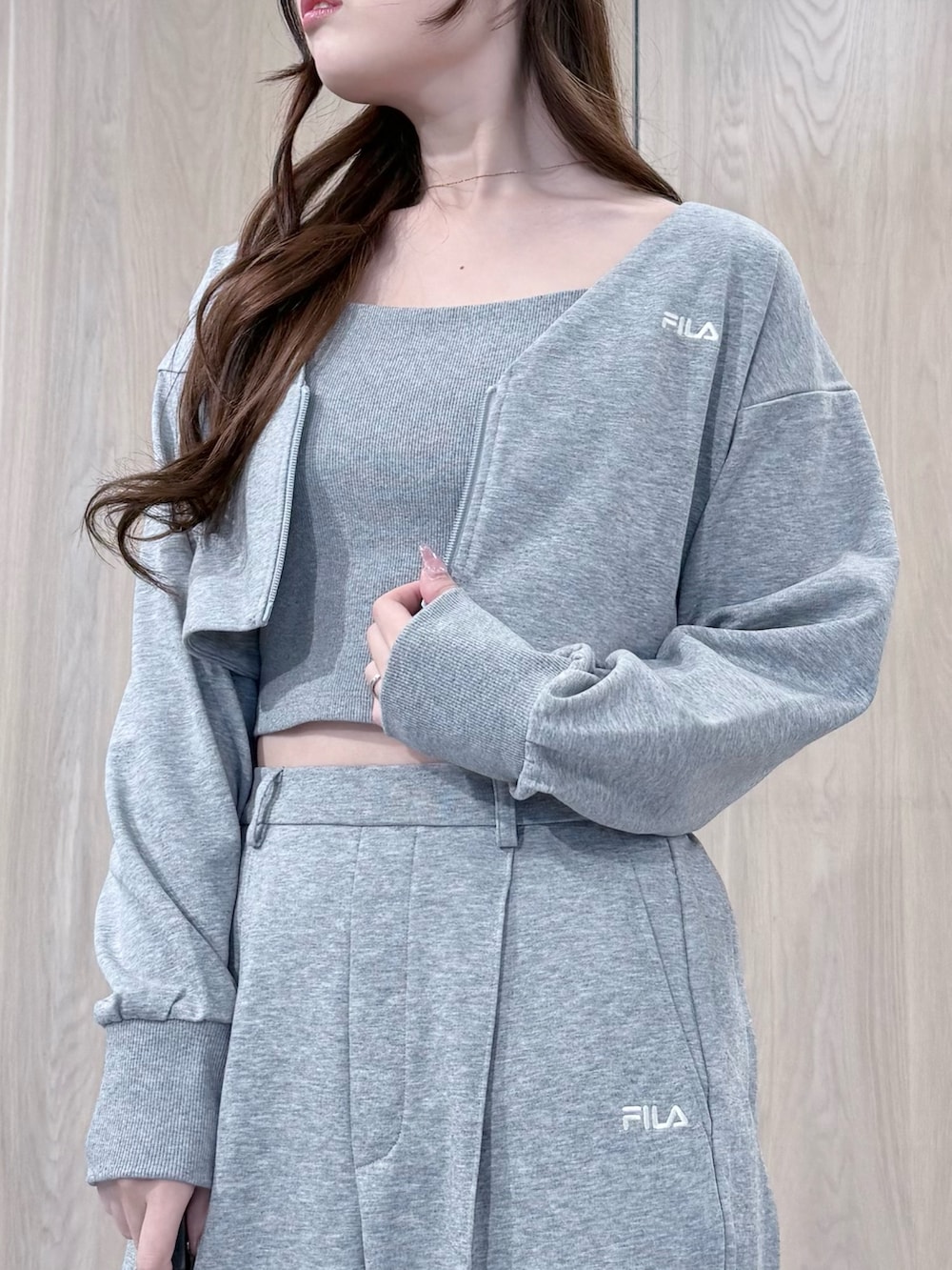 グレー系のTシャツ/カットソー、グレー系のその他パンツ、ブラック系のブーツを着用したレディースの冬コーディネートの4枚目の写真