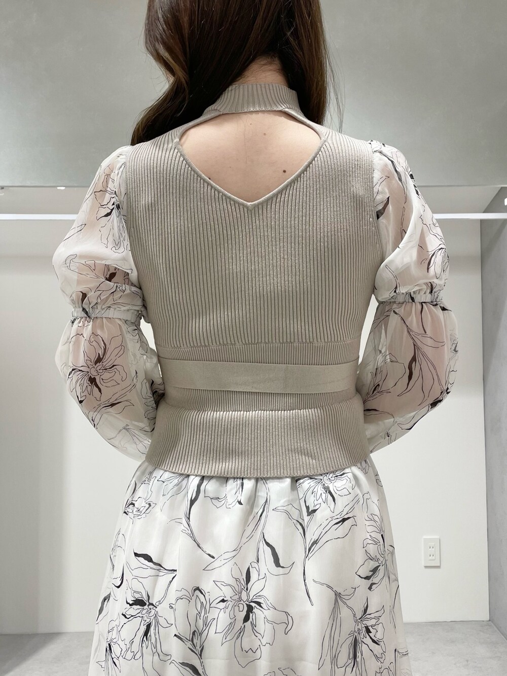 ホワイト系のワンピース、ブラウン系のハンドバッグ、ブラウン系のブーツを着用したレディースの秋コーディネートの6枚目の写真