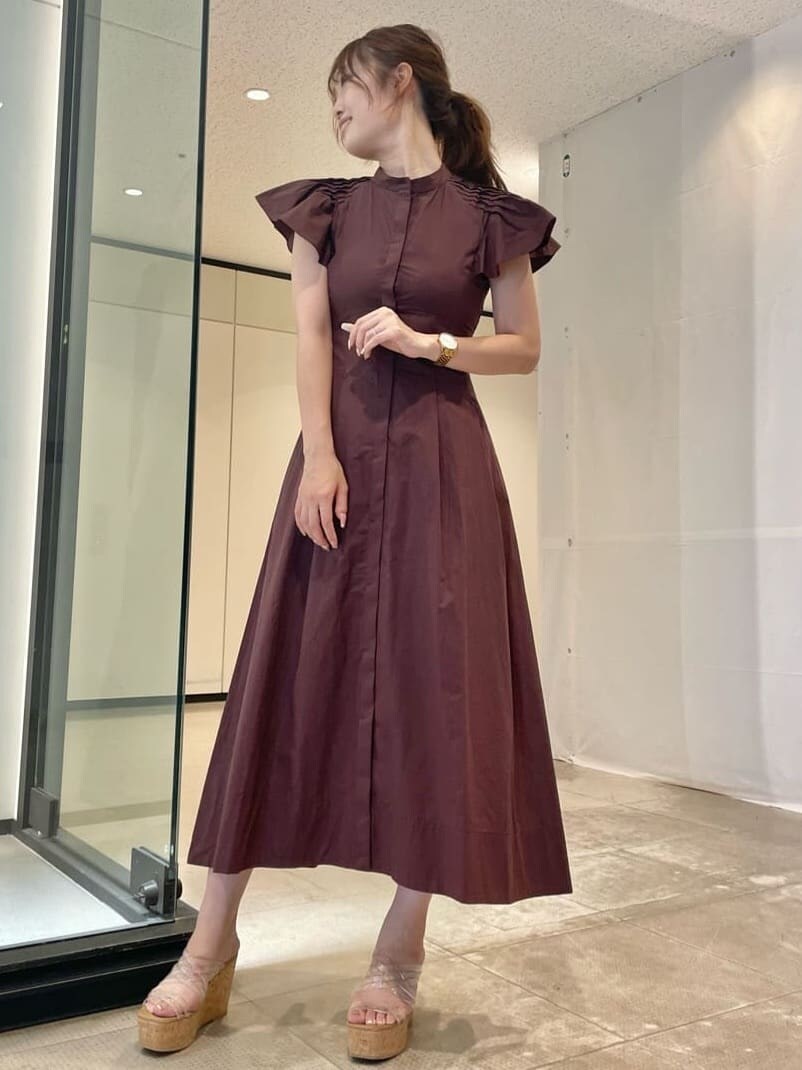 その他のサンダル、ブラック系のショルダーバッグ、ブラウン系のワンピースを着用したレディースの夏コーディネートの9枚目の写真