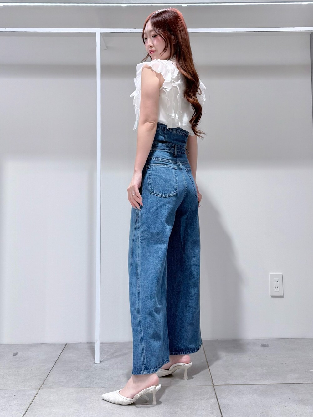 ブルー系のその他パンツ、ホワイト系のシャツ/ブラウス、ホワイト系のパンプスを着用したレディースの春コーディネートの2枚目の写真