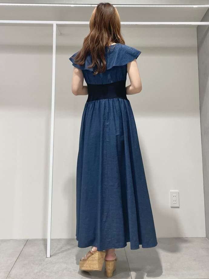 ベージュ系のサンダル、ベージュ系のトートバッグ、ブルー系のワンピースを着用したレディースの夏コーディネートの4枚目の写真