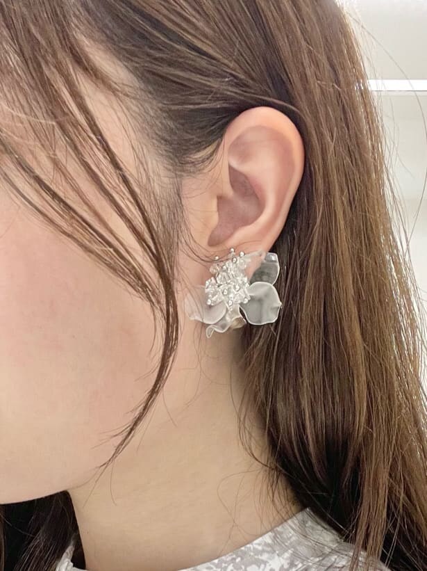 グリーン系のサンダル、グレー系のワンピース、シルバー系のイヤリングを着用したレディースの夏コーディネートの8枚目の写真