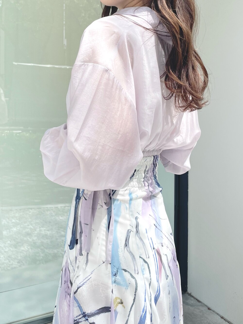 パープル系のシャツ/ブラウス、パープル系のスカート、ホワイト系のサンダルを着用したレディースの春コーディネートの6枚目の写真