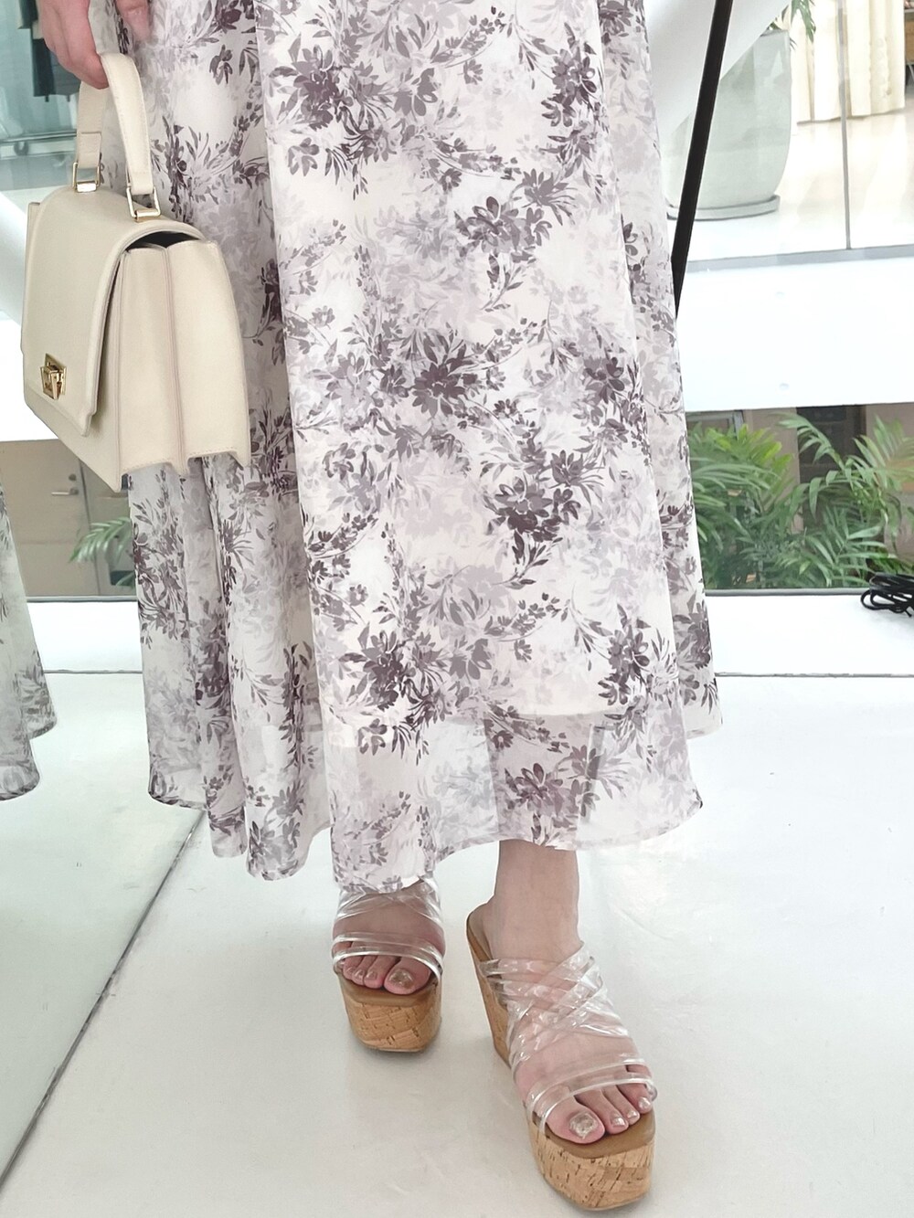 その他のサンダル、ホワイト系のハンドバッグ、パープル系のワンピースを着用したレディースの春コーディネートの6枚目の写真