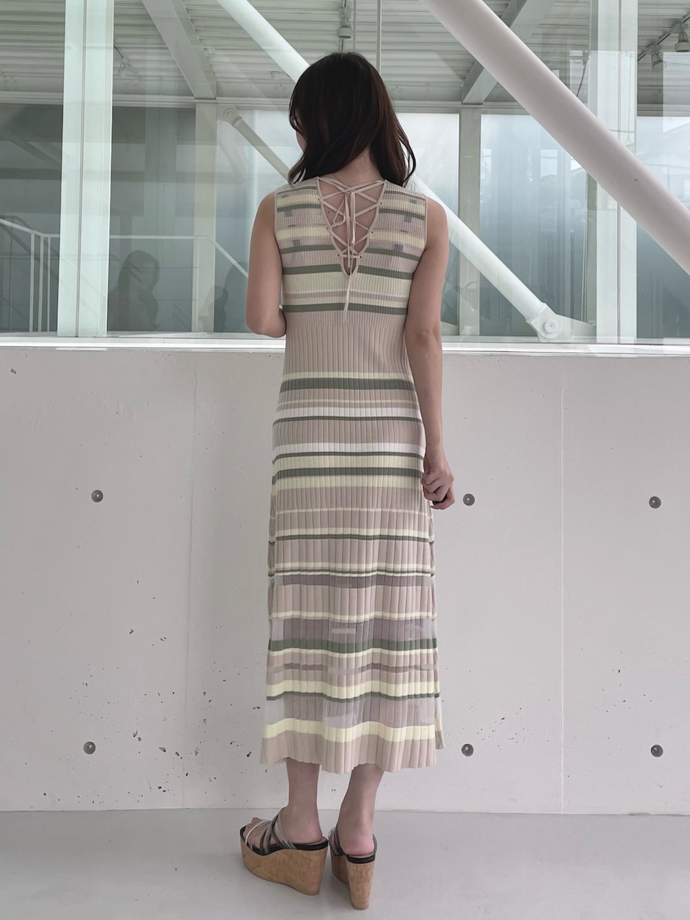 ホワイト系のシャツ/ブラウス、その他のワンピース、ブラック系のサンダルを着用したレディースの夏コーディネートの7枚目の写真