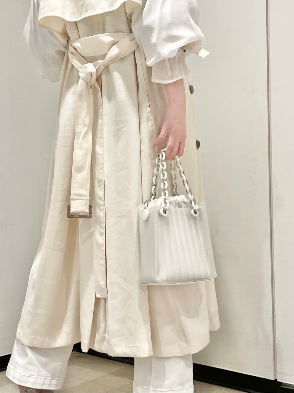 ホワイト系のその他アウター、パープル系のシャツ/ブラウス、ベージュ系のパンプスを着用したレディースの冬コーディネートの5枚目の写真