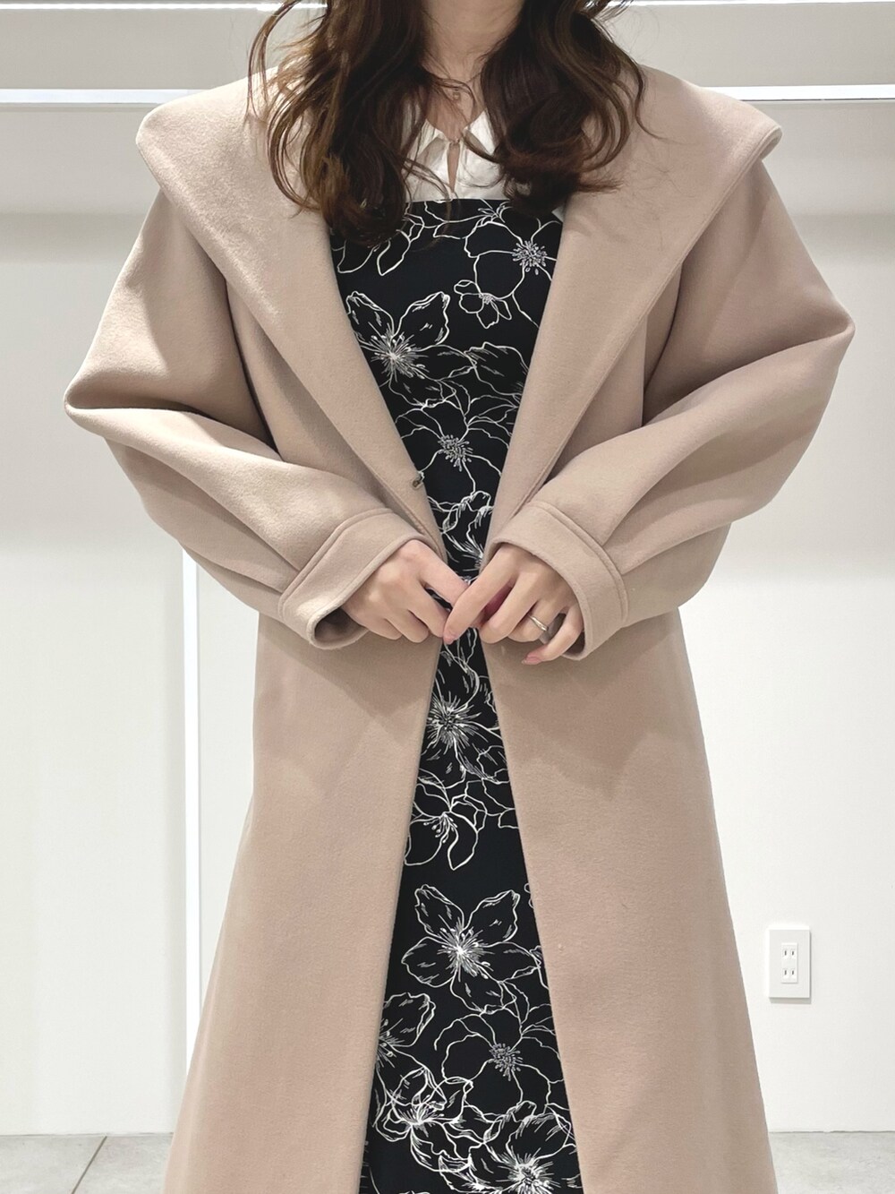 その他のワンピース、ベージュ系のチェスターコート、ブラック系のブーツを着用したレディースの冬コーディネートの4枚目の写真