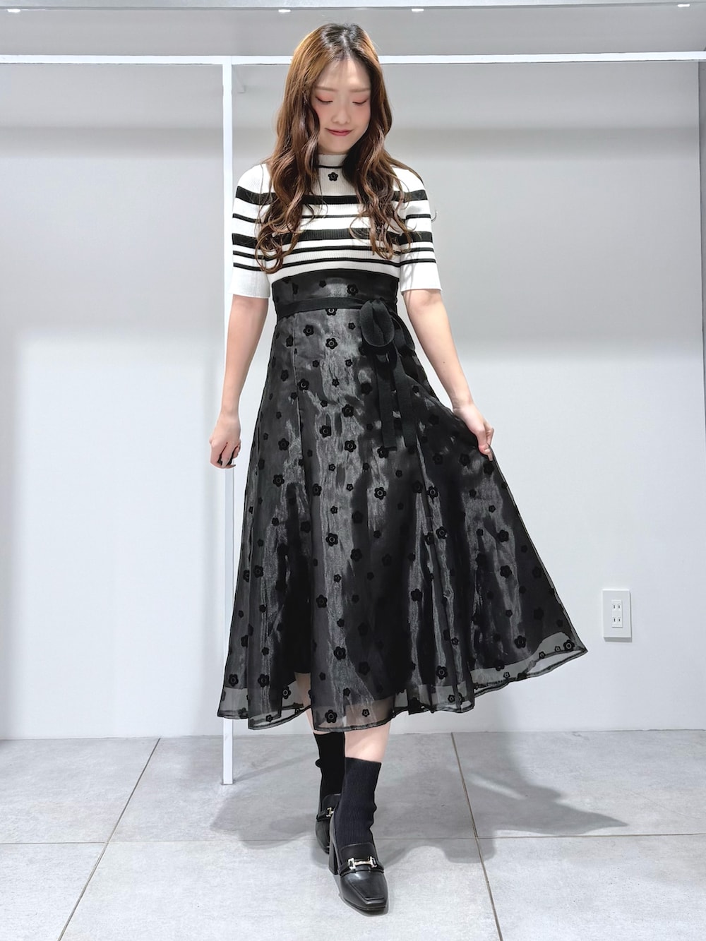 その他のワンピース、ブラック系のブーツ、グレー系のライダースジャケットを着用したレディースの冬コーディネートの6枚目の写真