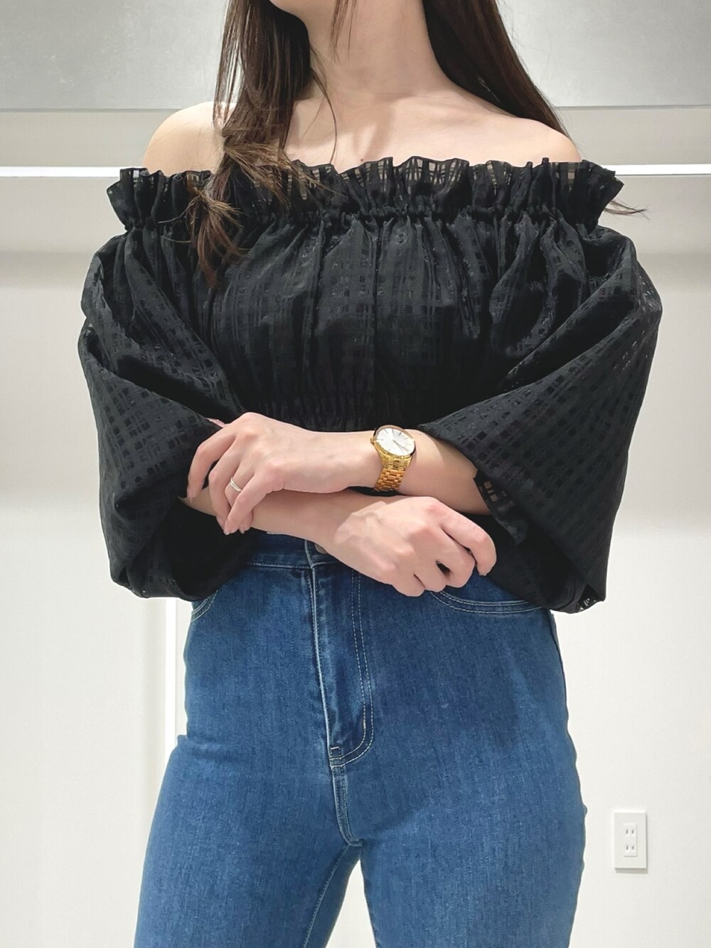 ブルー系のトレンチコート、ブルー系のデニムパンツ、ブラック系のブーツを着用したレディースの春コーディネートの8枚目の写真