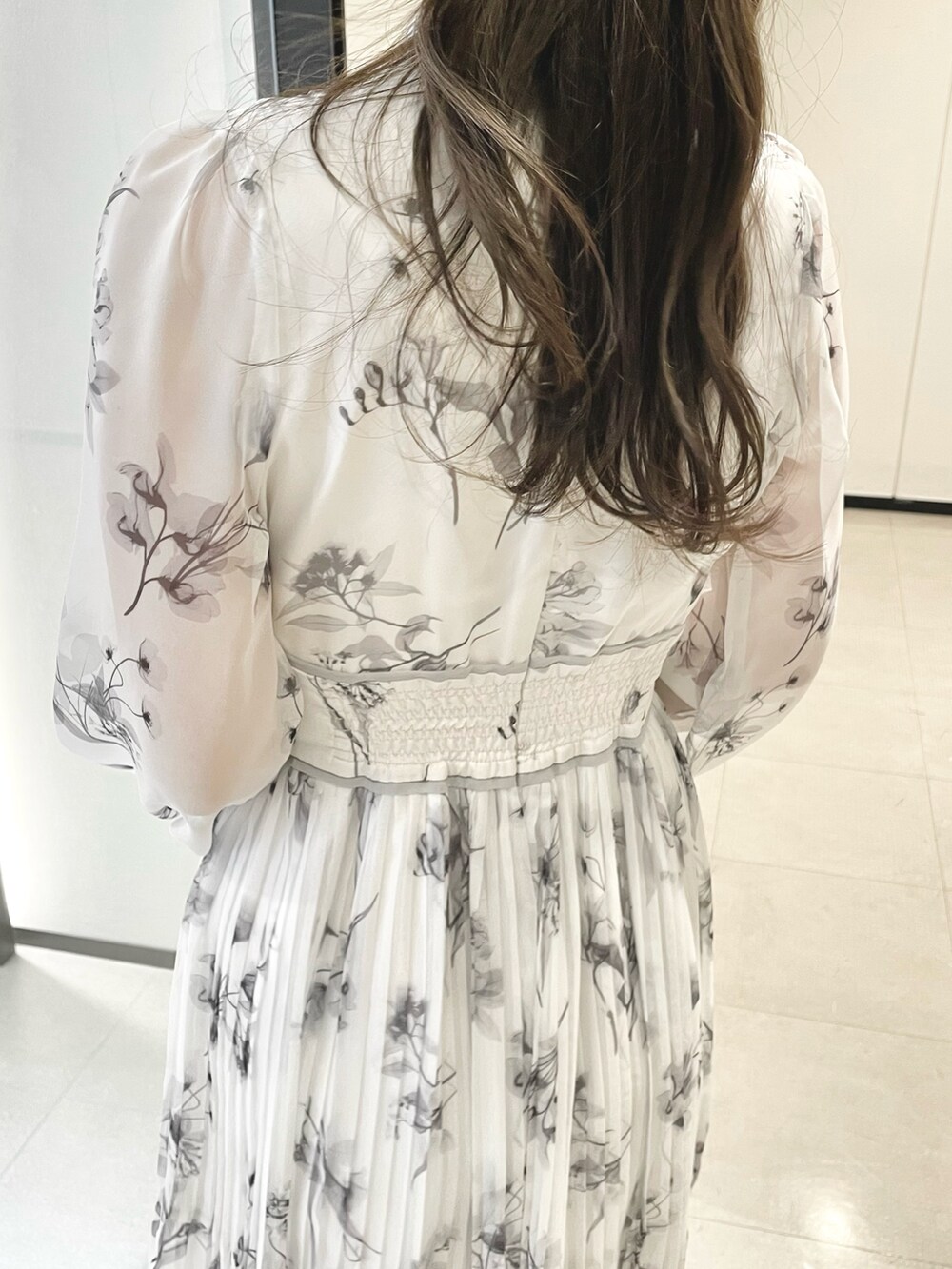 ホワイト系のワンピース、ブラック系のブーツを着用したレディースの冬コーディネートの6枚目の写真