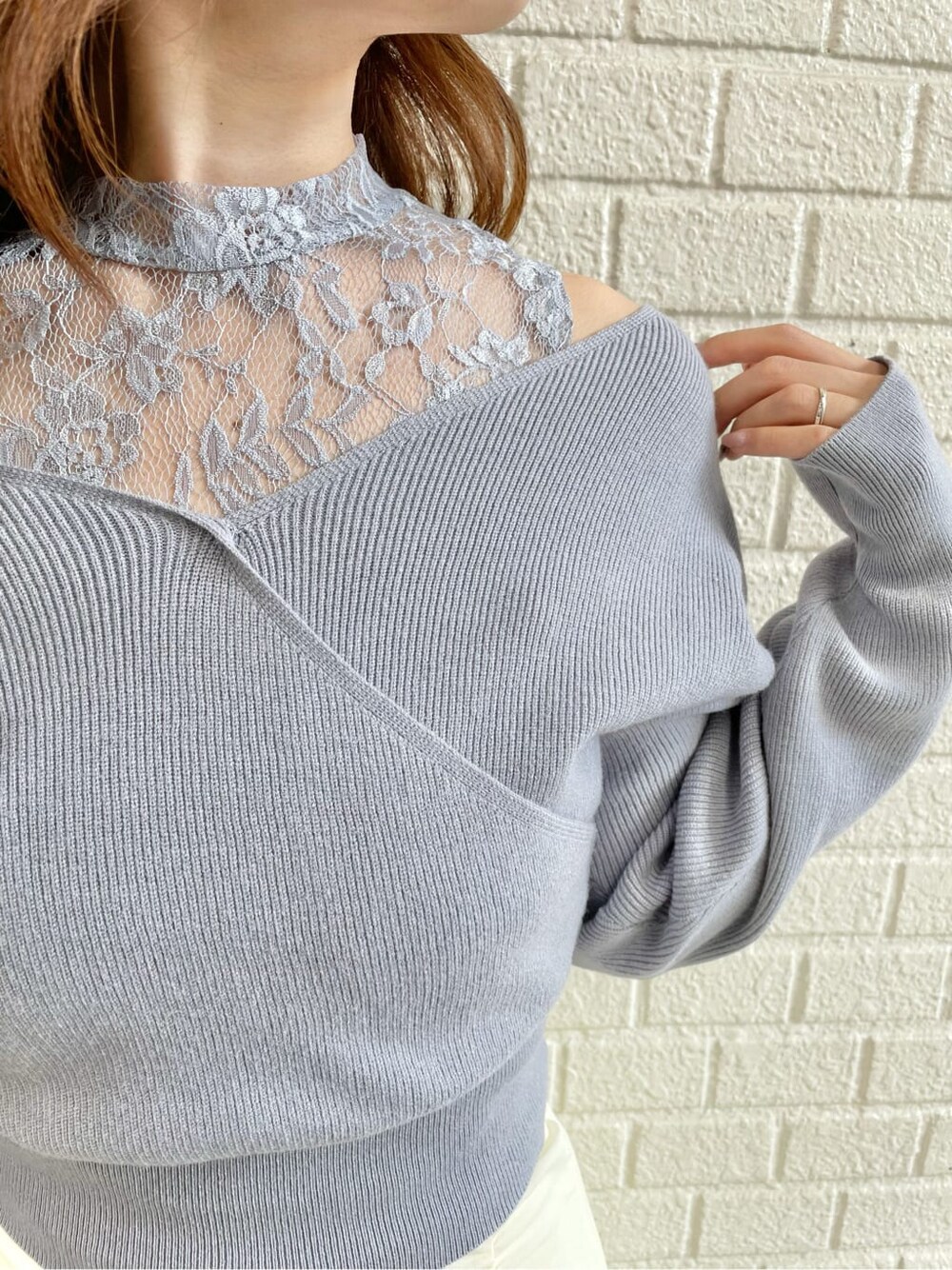 ベージュ系のブーツ、ブルー系のニット/セーター、ホワイト系のスカートを着用したレディースの冬コーディネートの7枚目の写真