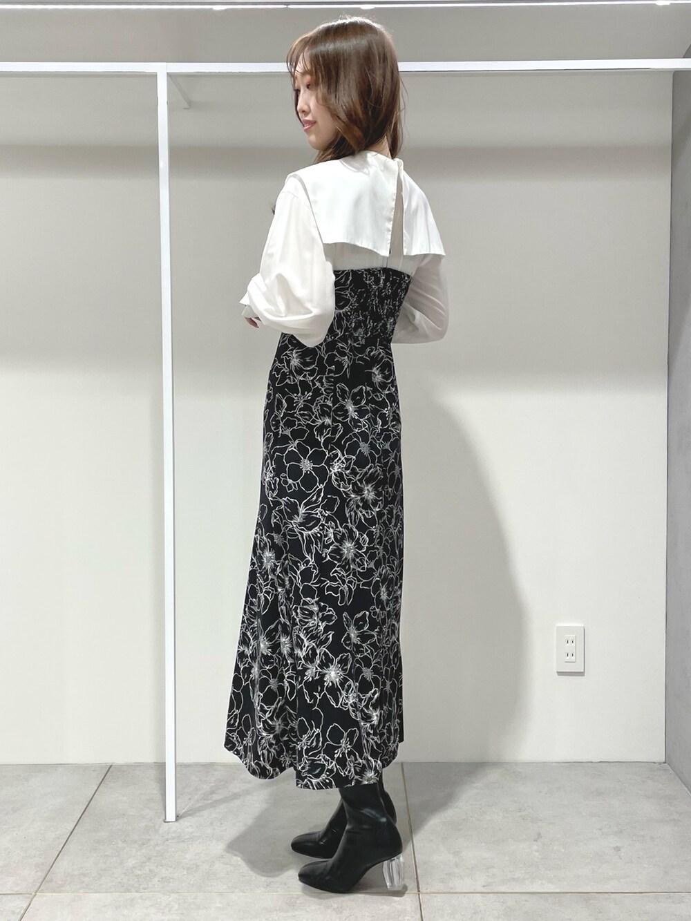 その他のワンピース、ベージュ系のチェスターコート、ブラック系のブーツを着用したレディースの冬コーディネートの6枚目の写真