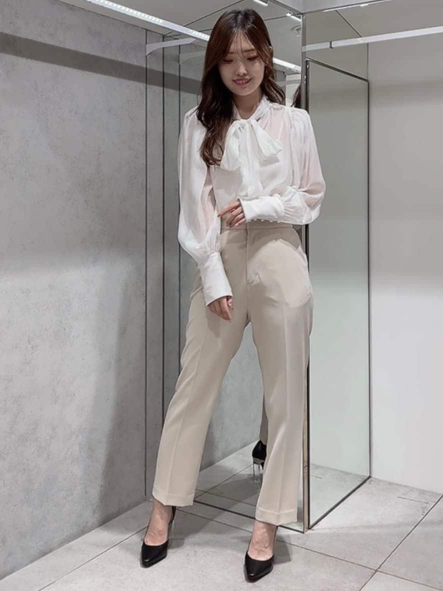 ブラック系のパンプス、ホワイト系のシャツ/ブラウス、ベージュ系のその他パンツを着用したレディースの秋コーディネートの5枚目の写真