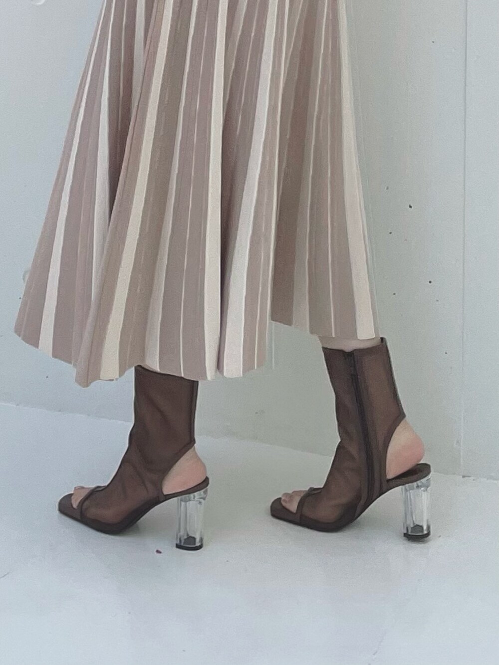 ベージュ系のワンピース、ブラウン系のブーツを着用したレディースの春コーディネートの7枚目の写真