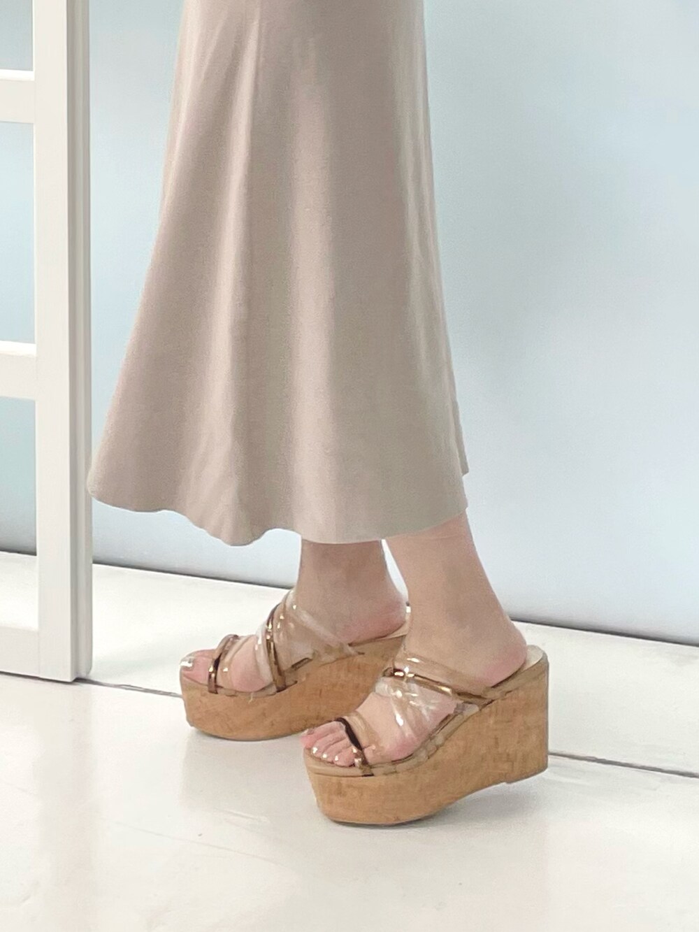 ベージュ系のワンピース、ブラウン系のサンダルを着用したレディースの春コーディネートの6枚目の写真