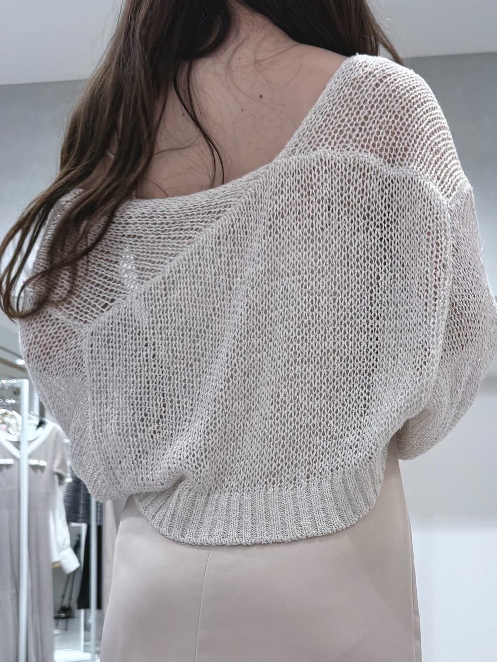 ホワイト系のカーディガン/ボレロ、ピンク系のワンピース、その他のサンダルを着用したレディースの夏コーディネートの7枚目の写真