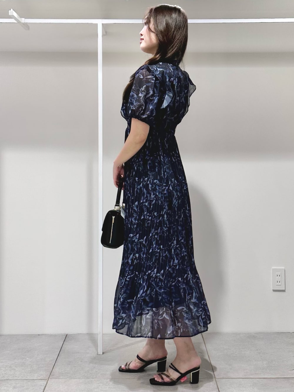 ブルー系のワンピース、ブラック系のショルダーバッグ、ブラック系のサンダルを着用したレディースの夏コーディネートの3枚目の写真