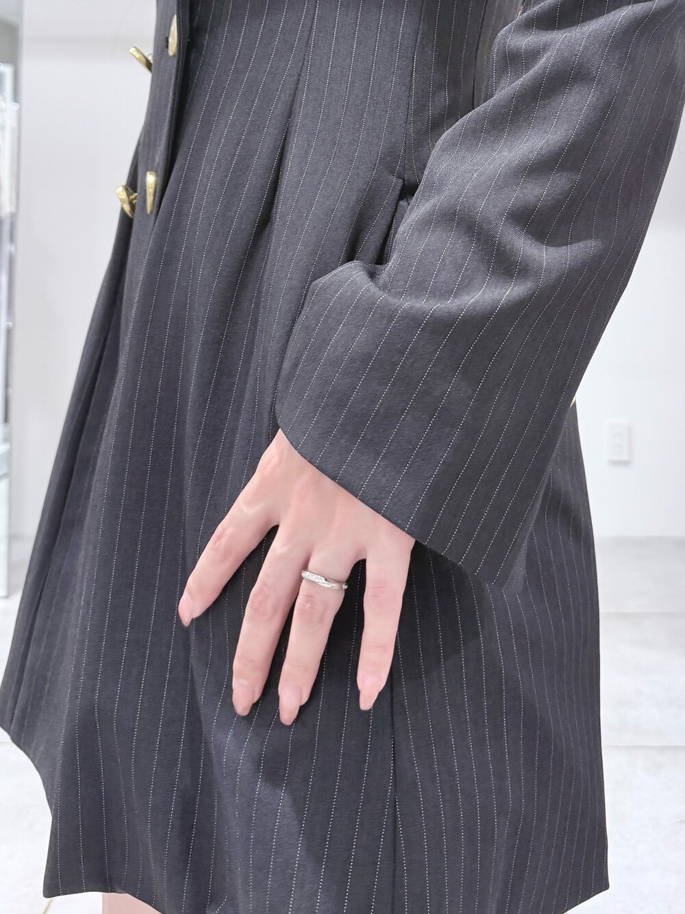 ブラック系のブーツ、グレー系のワンピースを着用したレディースの夏コーディネートの8枚目の写真