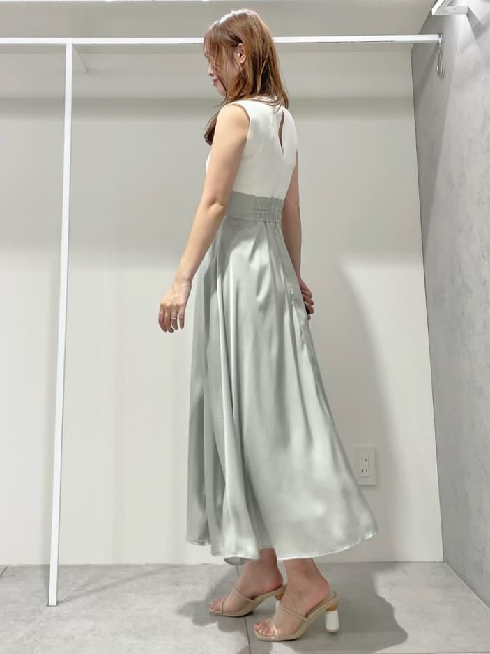 グリーン系のワンピース、ベージュ系のサンダルを着用したレディースの夏コーディネートの2枚目の写真