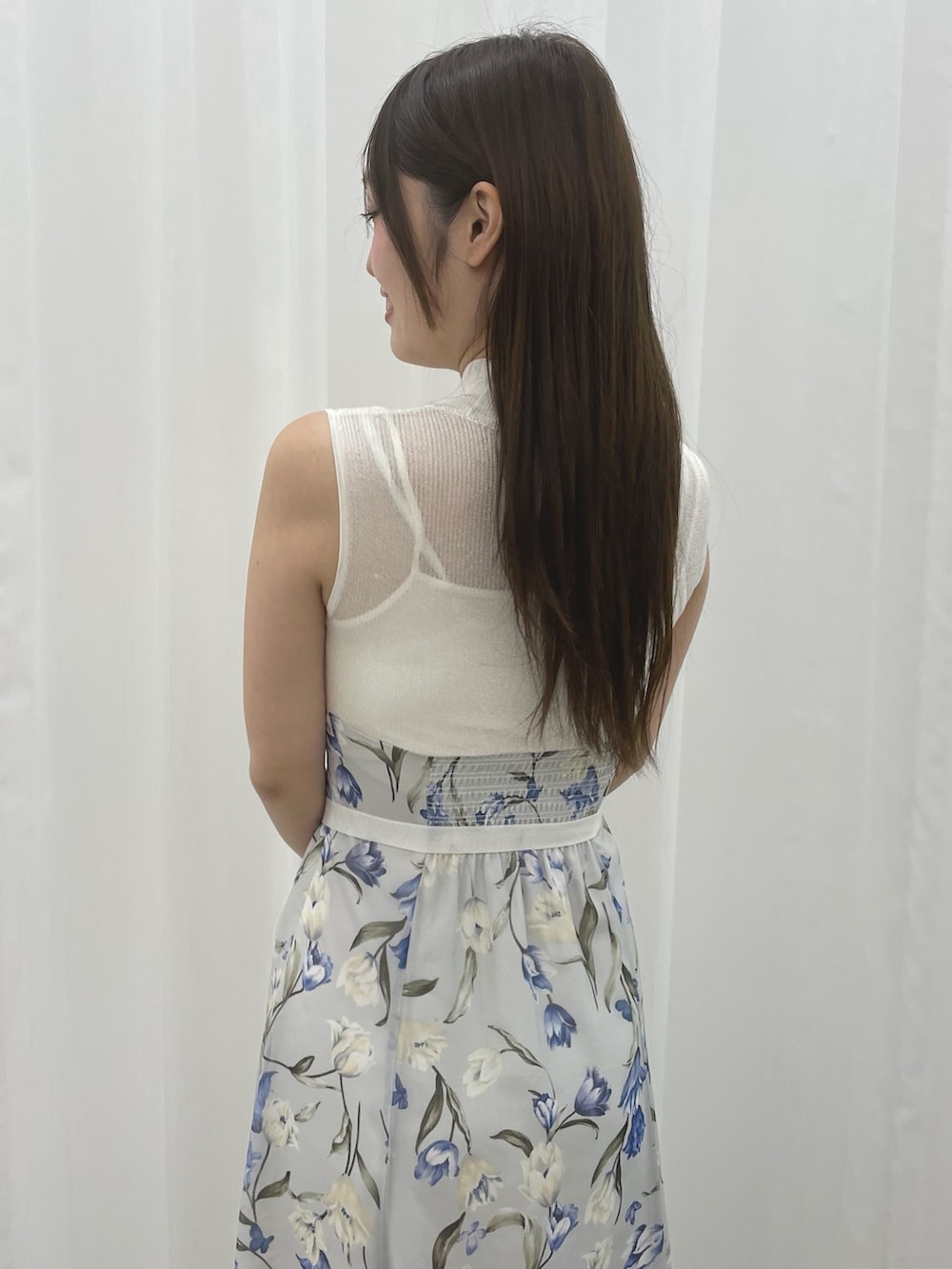 ブルー系のワンピース、ホワイト系のテーラードジャケット、ホワイト系のパンプスを着用したレディースの春コーディネートの10枚目の写真