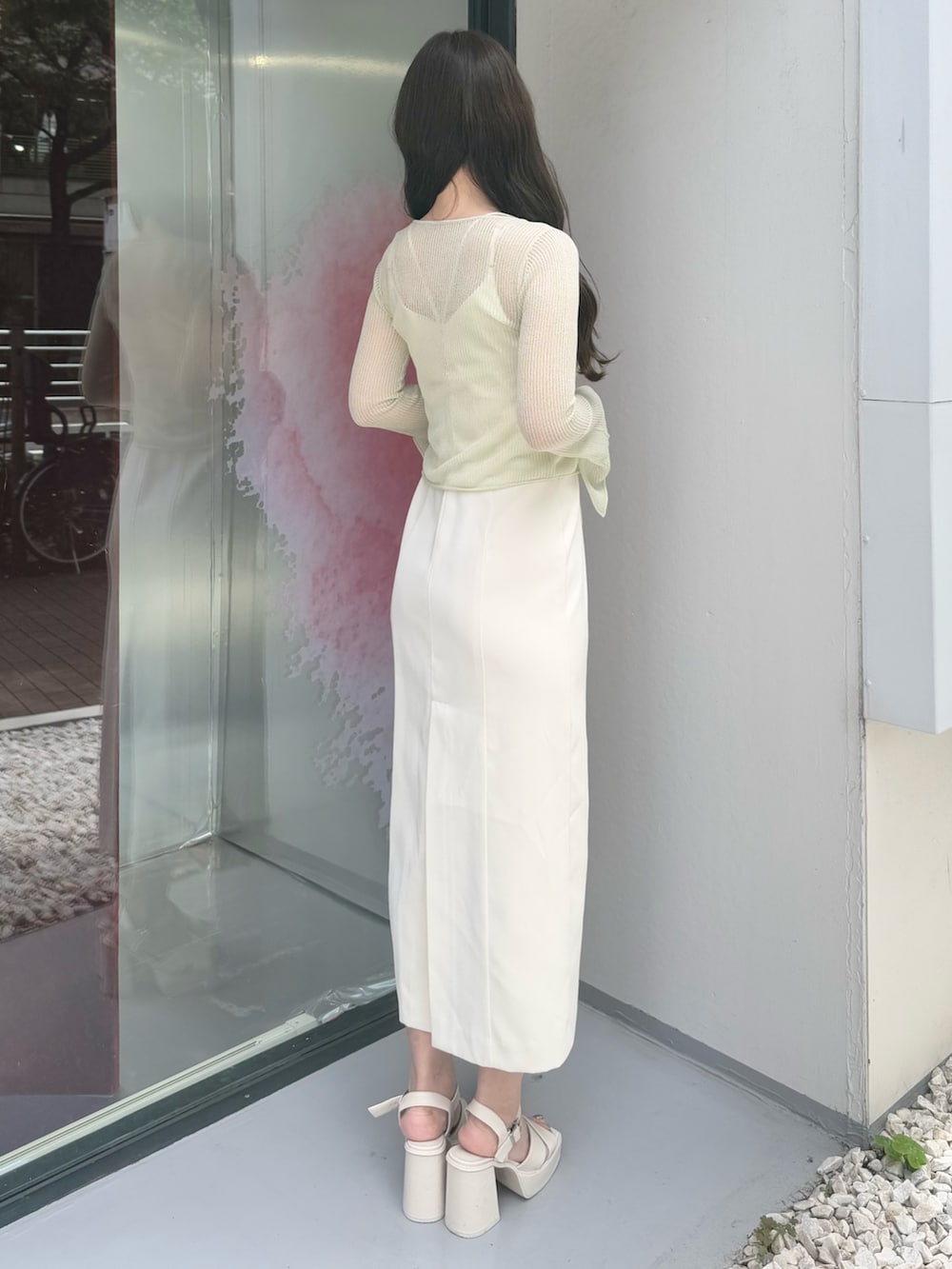 「マーキュリーデュオ、マーキュリーデュオ(MERCURYDUO)、マーキュリーデュオコーデ、シアーカーディガン、シアーカーデ、夏コーデ、キャミワンピ、キャミワンピース、キャミワンピコーデ、キャミワンピースコーデ、高身長、高身長女子、高身長コーデ」｜「MERCURYDUOのIラインキャミワンピース（ワンピース、ホワイト系）」を使った、仲田桃子さん（レディース・165cm）の夏コーディネートの4枚目の写真