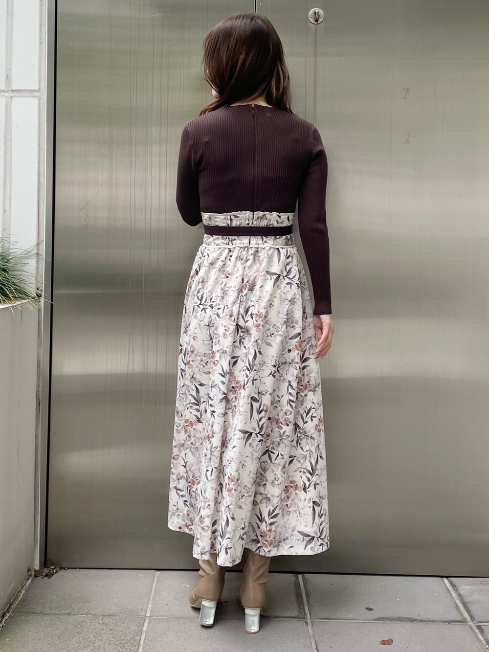 ブラウン系のワンピース、ブラウン系のブーツを着用したレディースの秋コーディネートの4枚目の写真