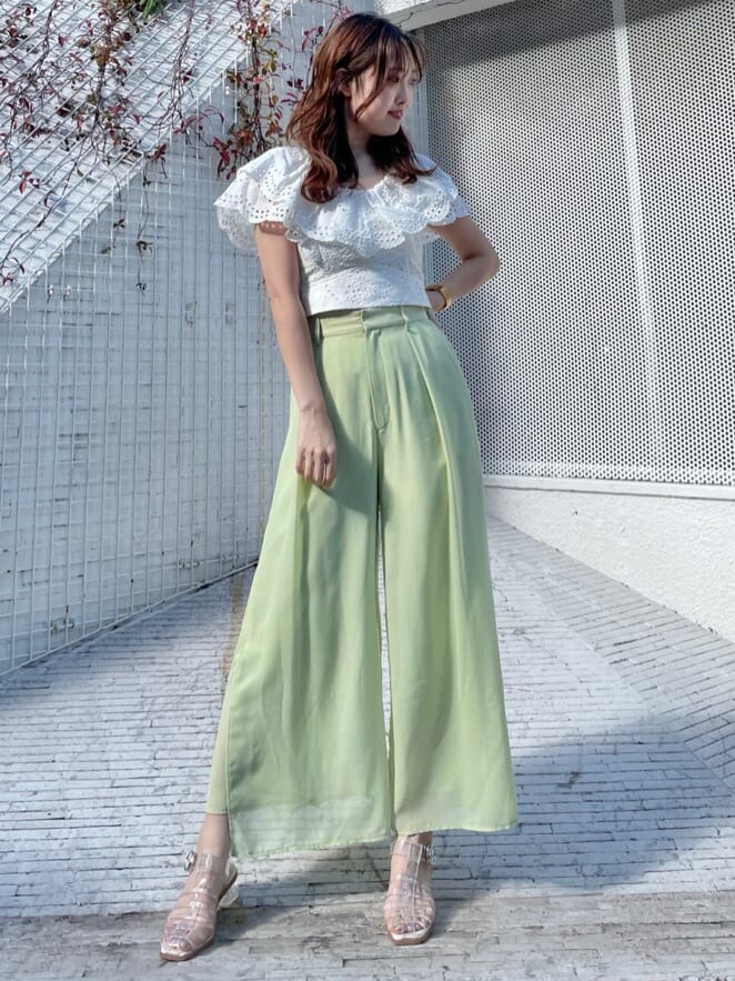 ホワイト系のシャツ/ブラウス、グリーン系のその他パンツ、その他のサンダルを着用したレディースの冬コーディネートの2枚目の写真