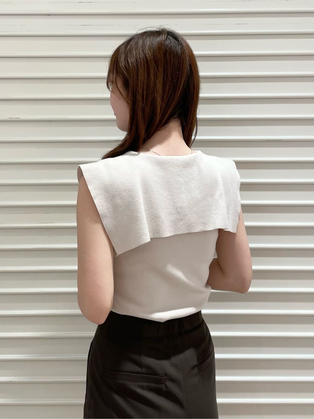 ホワイト系のニット/セーター、ブラウン系のサンダル、ブラウン系のその他パンツを着用したレディースの春コーディネートの4枚目の写真