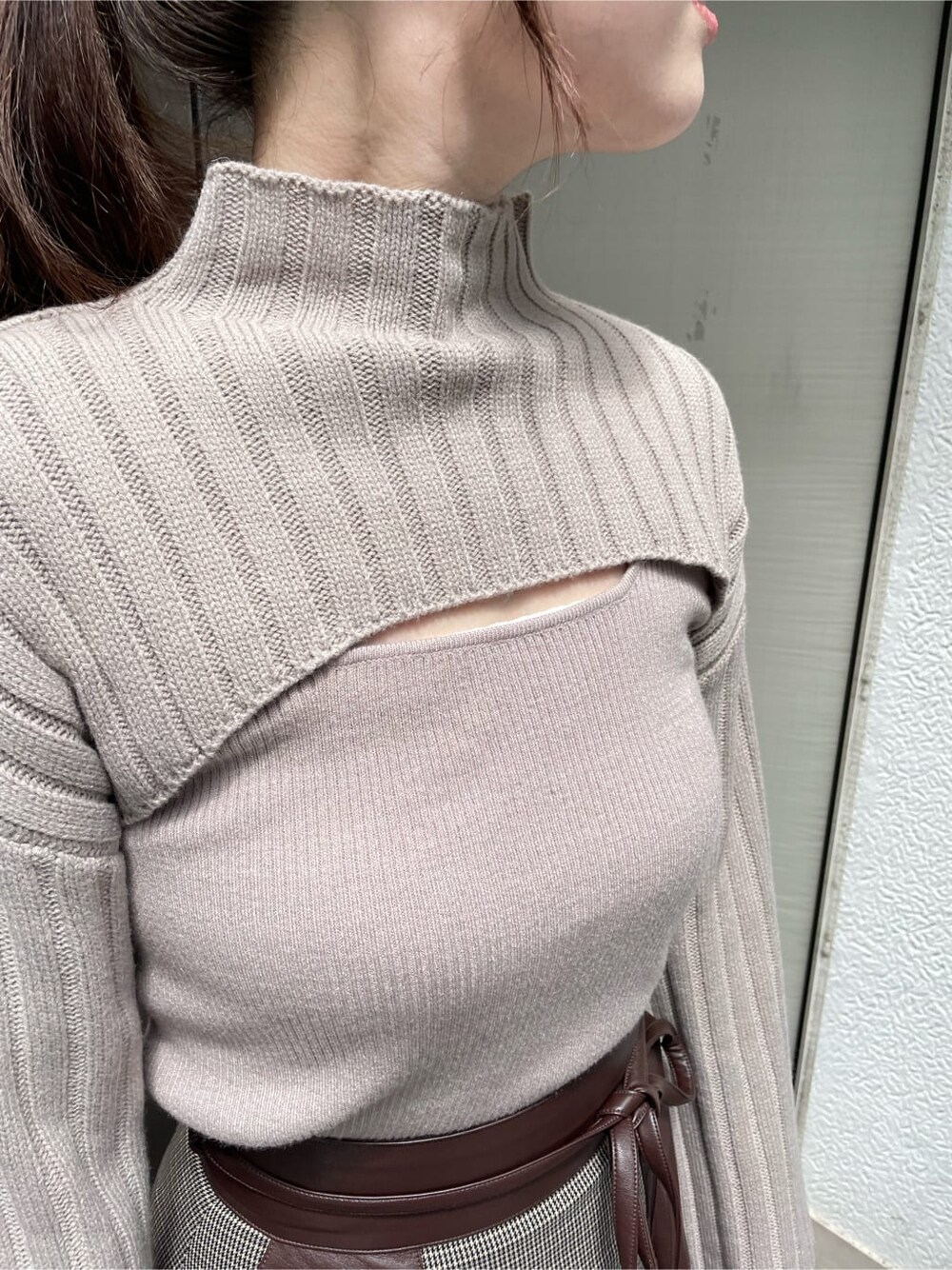 ブラウン系のブーツ、その他のスカート、ベージュ系のニット/セーターを着用したレディースの秋コーディネートの7枚目の写真