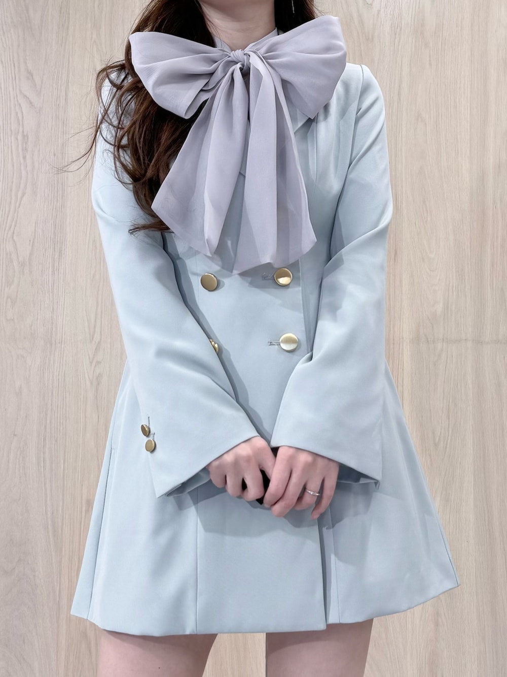 グリーン系のワンピース、ブラウン系のブーツ、グレー系のシャツ/ブラウスを着用したレディースの冬コーディネートの4枚目の写真