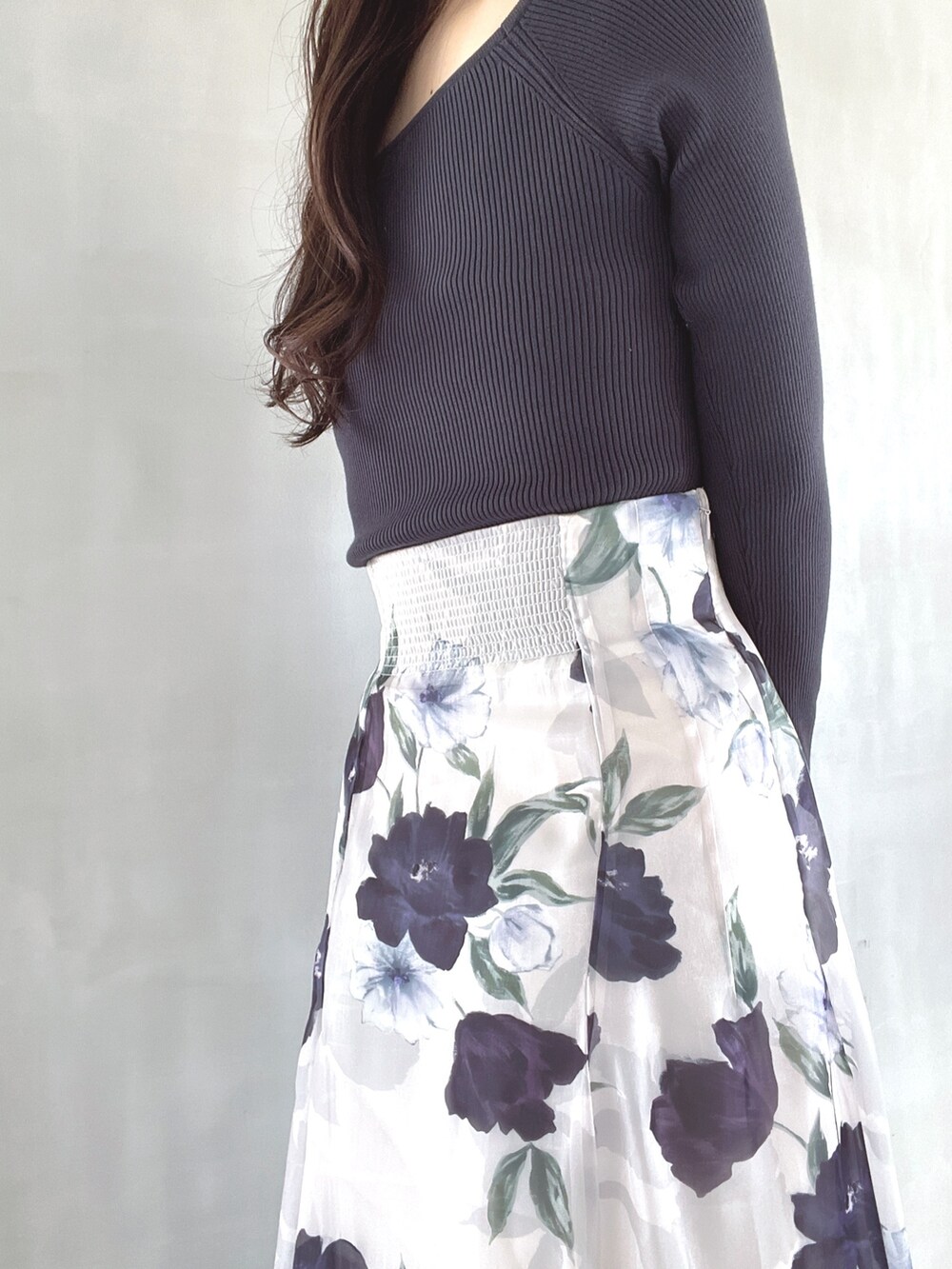 ブルー系のスカート、ブラック系のブーツ、グレー系のニット/セーターを着用したレディースの秋コーディネートの6枚目の写真