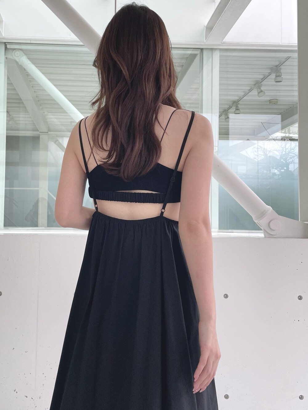 ブラック系のワンピース、ブラック系のサンダル、ブラック系のチューブトップを着用したレディースの春コーディネートの6枚目の写真