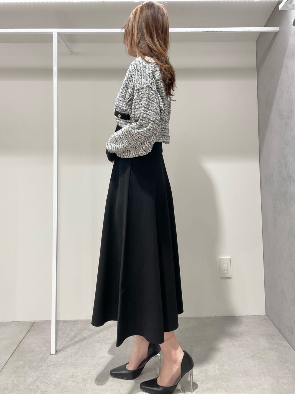 ブラック系のワンピース、ブラック系のカーディガン/ボレロを着用したレディースの春コーディネートの2枚目の写真