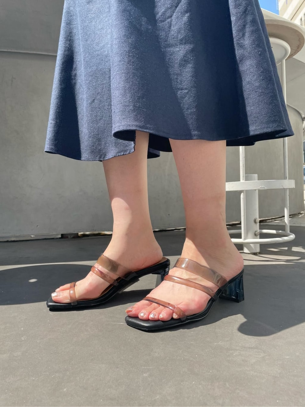 ブラック系のサンダル、ブルー系のワンピース、ホワイト系のシャツ/ブラウスを着用したレディースの夏コーディネートの6枚目の写真