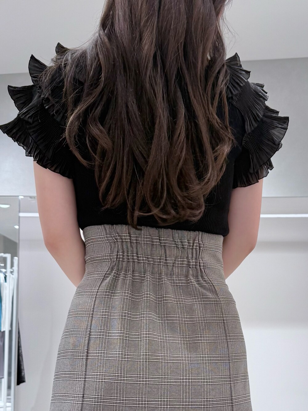 その他のスカート、ブラック系のニット/セーター、ブラック系のハンドバッグを着用したレディースの夏コーディネートの7枚目の写真