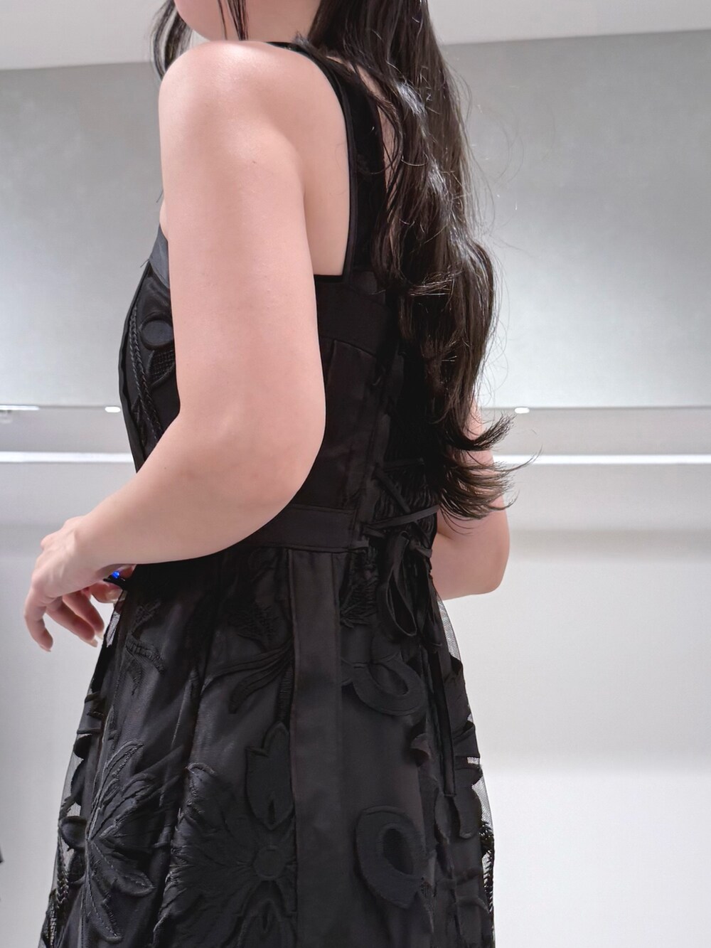 ブラック系のワンピース、その他のサンダル、ブラック系のハットを着用したレディースの夏コーディネートの6枚目の写真