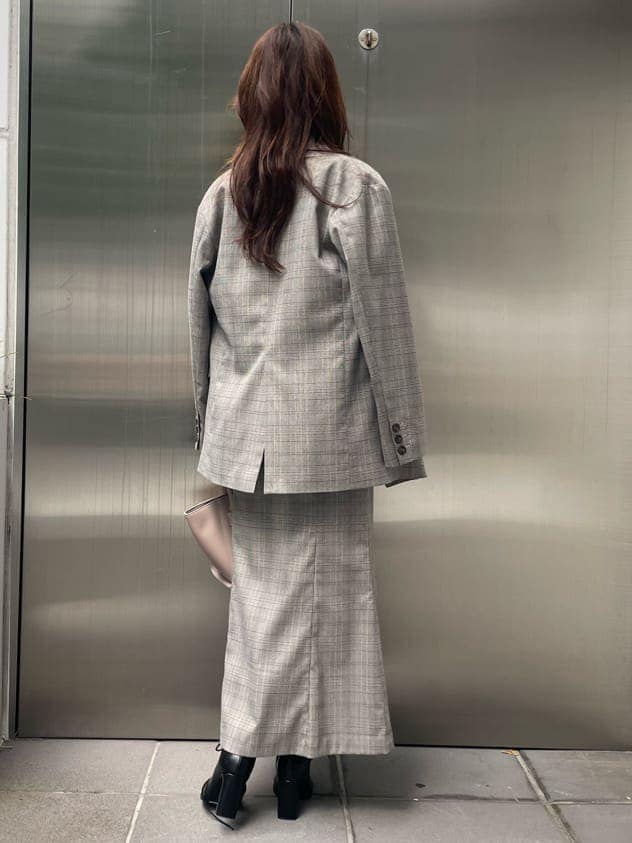 ベージュ系のハンドバッグ、その他のテーラードジャケット、ベージュ系のニット/セーターを着用したレディースの秋コーディネートの4枚目の写真