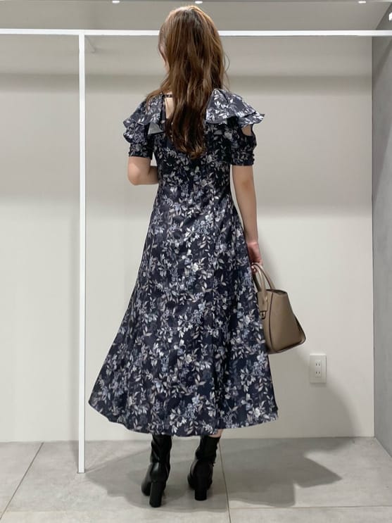 ブルー系のワンピース、ブラック系のブーツ、ブラウン系のハンドバッグを着用したレディースの秋コーディネートの5枚目の写真