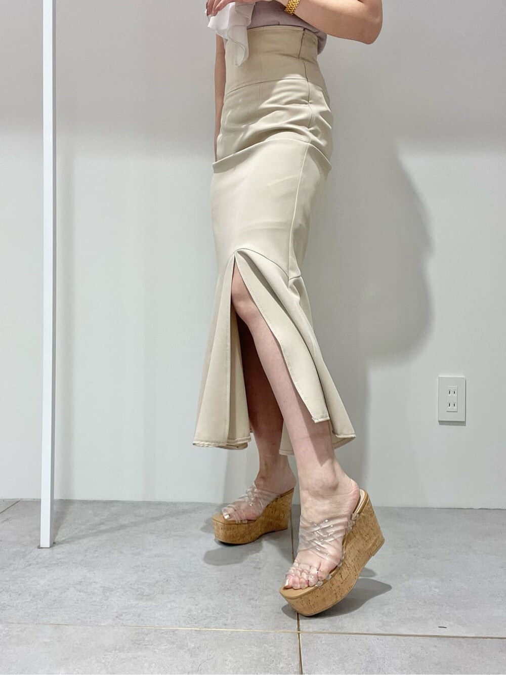 ベージュ系のスカート、その他のサンダル、ピンク系のニット/セーターを着用したレディースの春コーディネートの7枚目の写真