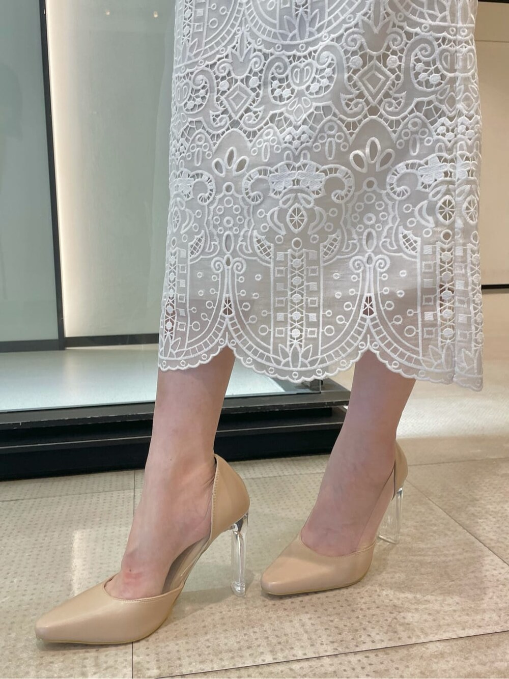 ピンク系のシャツ/ブラウス、ホワイト系のスカート、ベージュ系のパンプスを着用したレディースの夏コーディネートの7枚目の写真