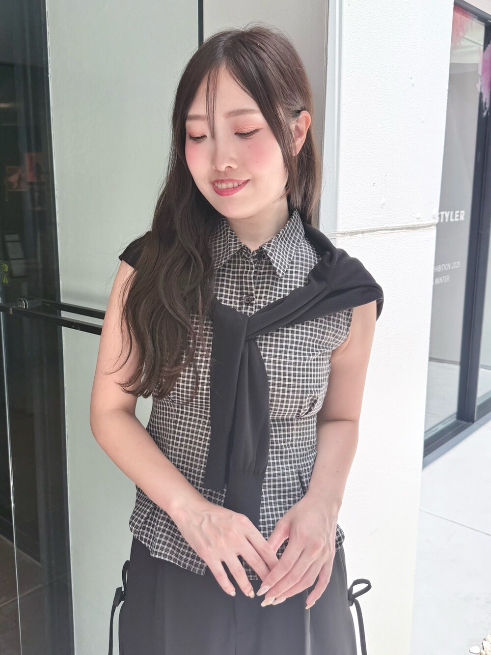 ブラック系のその他パンツ、その他のシャツ/ブラウス、ブラック系のパンプスを着用したレディースの夏コーディネートの5枚目の写真