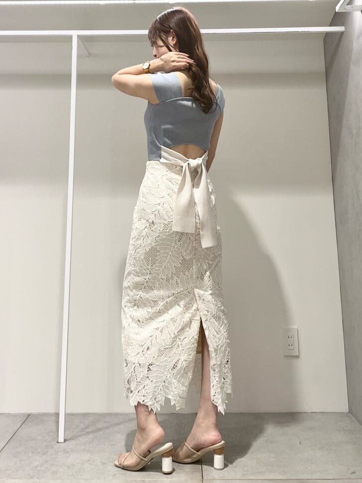 ホワイト系のスカート、ベージュ系のサンダル、ブルー系のニット/セーターを着用したレディースの夏コーディネートの2枚目の写真