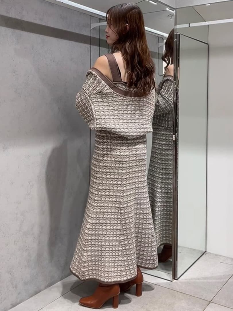 ブラウン系のブーツ、ベージュ系のジャンパースカート、ベージュ系のカーディガン/ボレロを着用したレディースの秋コーディネートの3枚目の写真