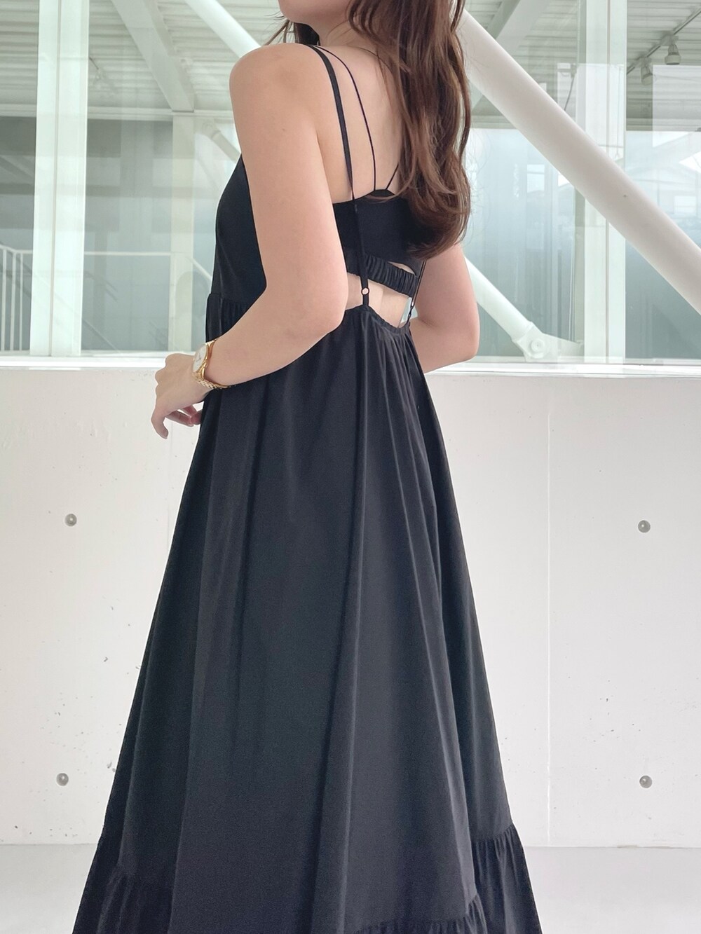 ブラック系のワンピース、ブラック系のサンダル、ブラック系のチューブトップを着用したレディースの春コーディネートの7枚目の写真