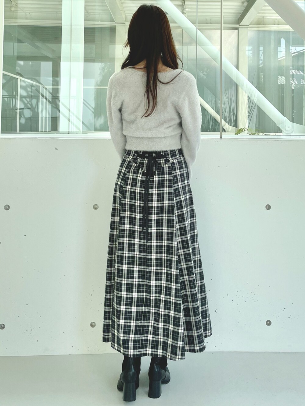 グレー系のカーディガン/ボレロ、ブラック系のスカート、ブラック系のブーツを着用したレディースの秋コーディネートの4枚目の写真