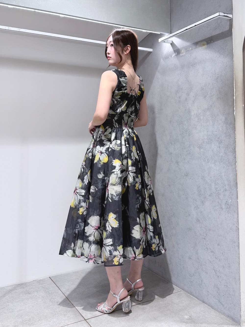 グレー系のワンピース、グレー系のカーディガン/ボレロ、シルバー系のサンダルを着用したレディースの夏コーディネートの7枚目の写真