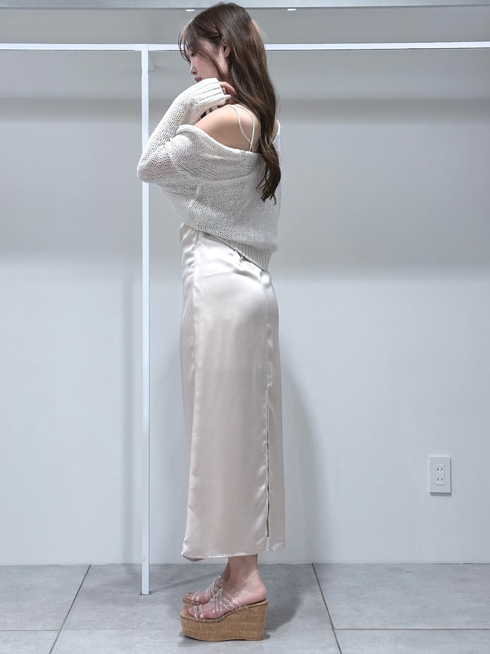 ホワイト系のカーディガン/ボレロ、ピンク系のワンピース、その他のサンダルを着用したレディースの夏コーディネートの3枚目の写真