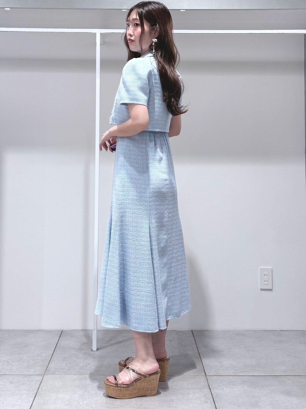 ブルー系のワンピース、ブラウン系のサンダル、ブルー系のその他アウターを着用したレディースの春コーディネートの2枚目の写真